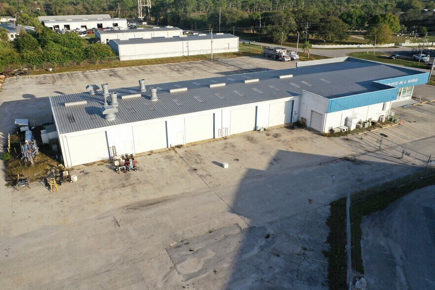 23180 Harper Ave, Port Charlotte, FL à louer - Photo de l’immeuble – Image 3 sur 11