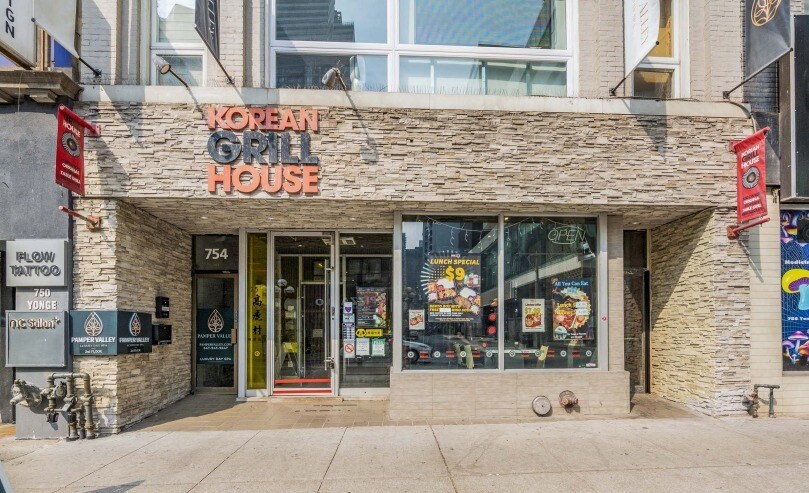 754 Yonge St, Toronto, ON à louer - Photo de l’immeuble – Image 2 sur 3