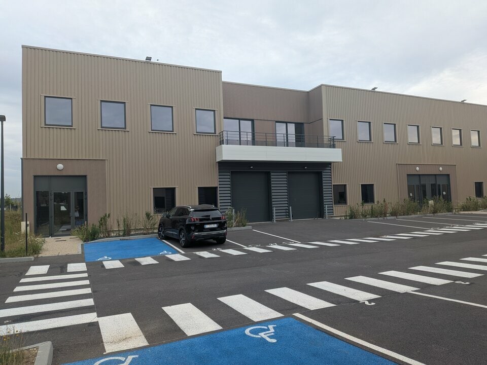 Local d'activités dans Oissel à vendre Photo de l’immeuble– Image 1 sur 7