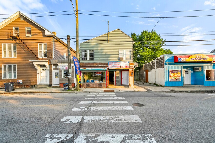 562 Plainfield St, Providence, RI à vendre - Photo de l’immeuble – Image 3 sur 27