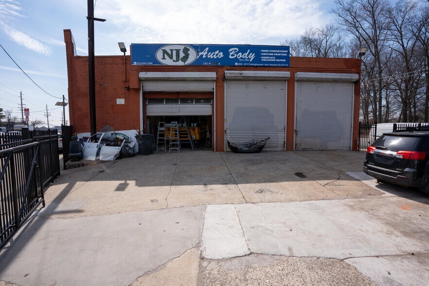 615 Frelinghuysen Ave, Newark, NJ à vendre - Photo de l’immeuble – Image 1 sur 19