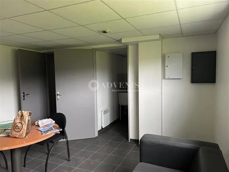 Local d’activités dans Charentilly à louer - Photo intérieure – Image 3 sur 6