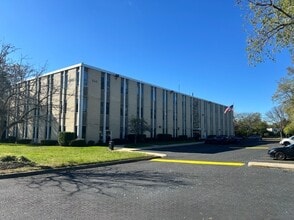 560 Broadhollow Rd, Melville, NY à louer Photo intérieure– Image 1 sur 1