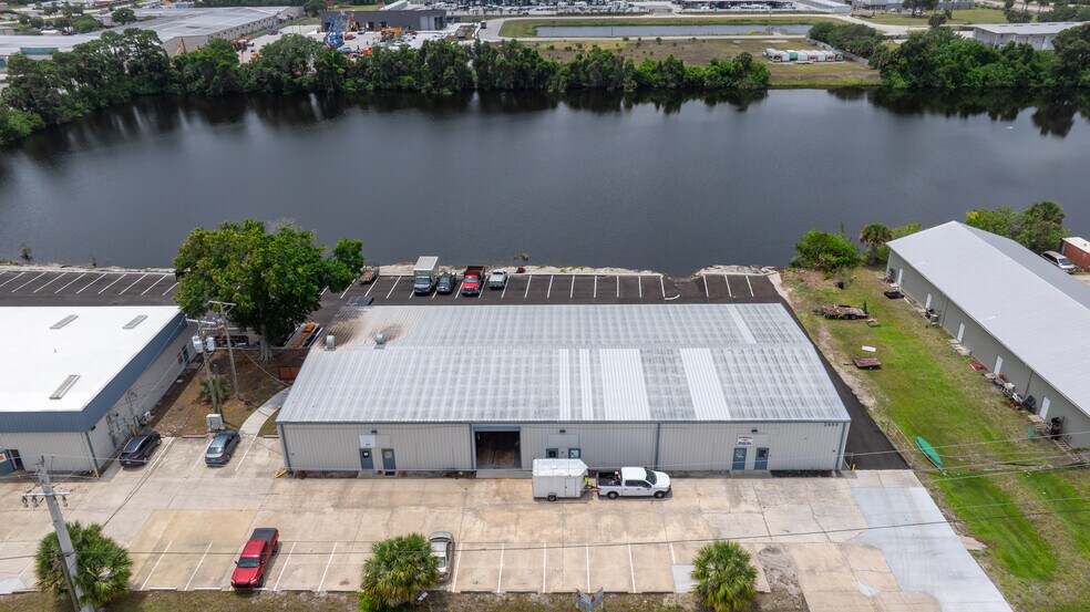 2853 Kirby Cir NE, Palm Bay, FL à louer - Photo de l’immeuble – Image 2 sur 11