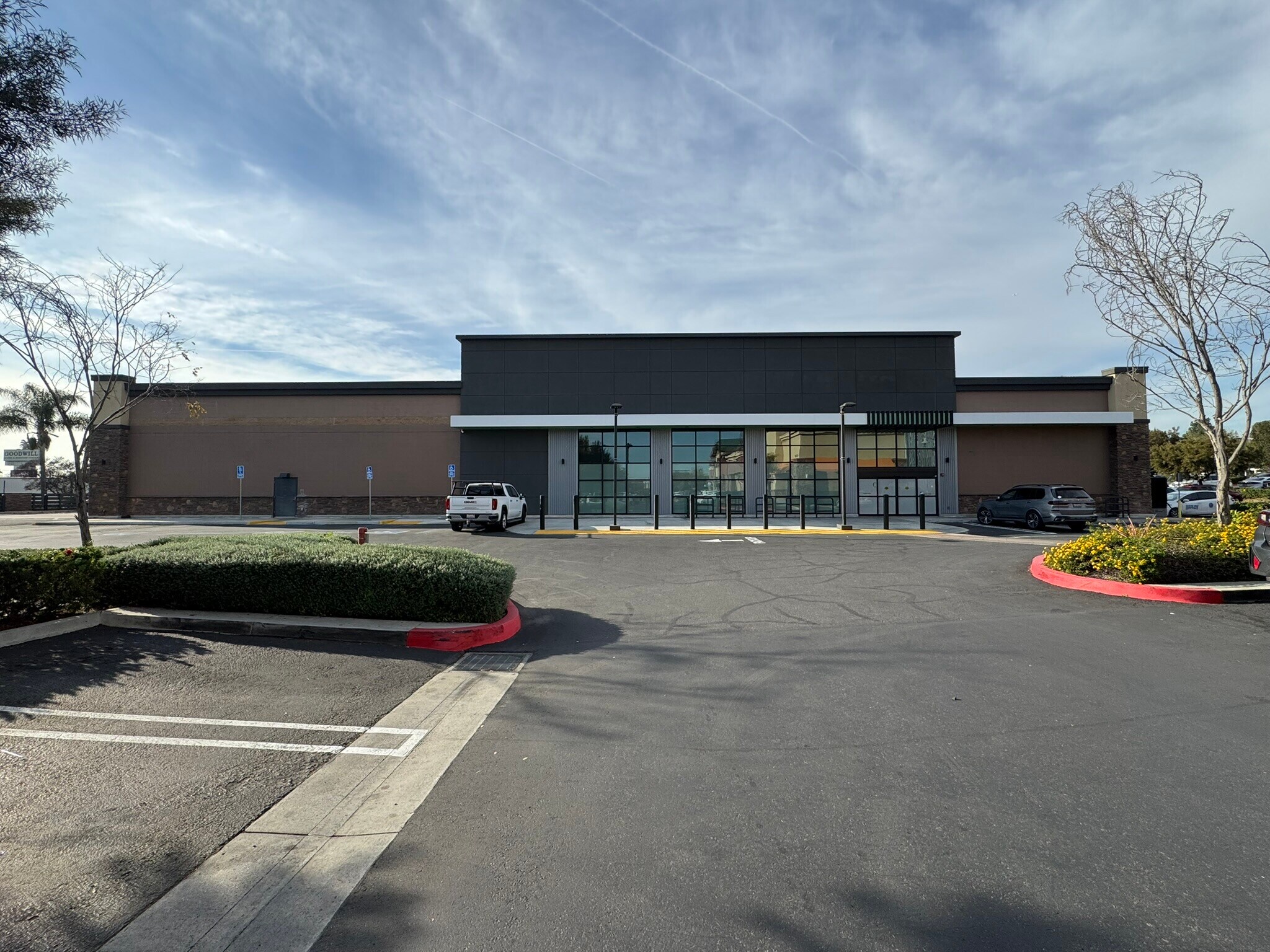 15225 Whittier Blvd, Whittier, CA à louer Photo principale– Image 1 sur 12