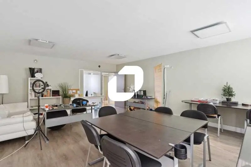 Bureau dans Évry-Courcouronnes à vendre - Photo de l’immeuble – Image 3 sur 10