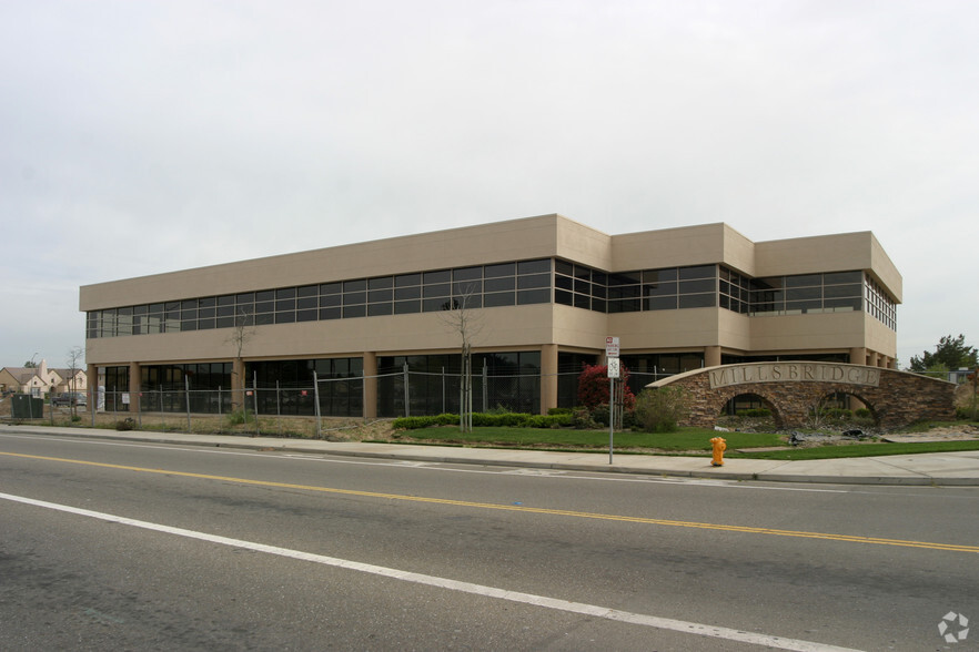 1901 W Kettleman Ln, Lodi, CA à louer - Photo de l’immeuble – Image 2 sur 9