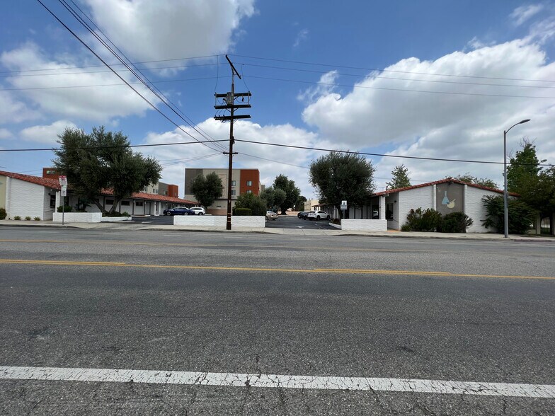 10230-10234 Canoga Ave, Chatsworth, CA à louer - Photo de l’immeuble – Image 3 sur 3
