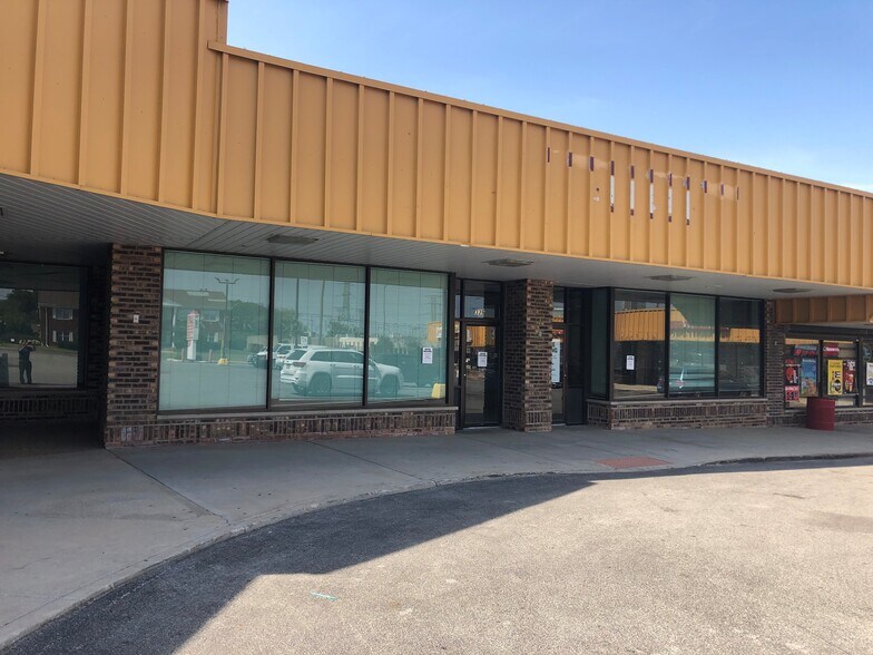 345 E Indian Trl, Aurora, IL à louer - Photo de l’immeuble – Image 2 sur 5