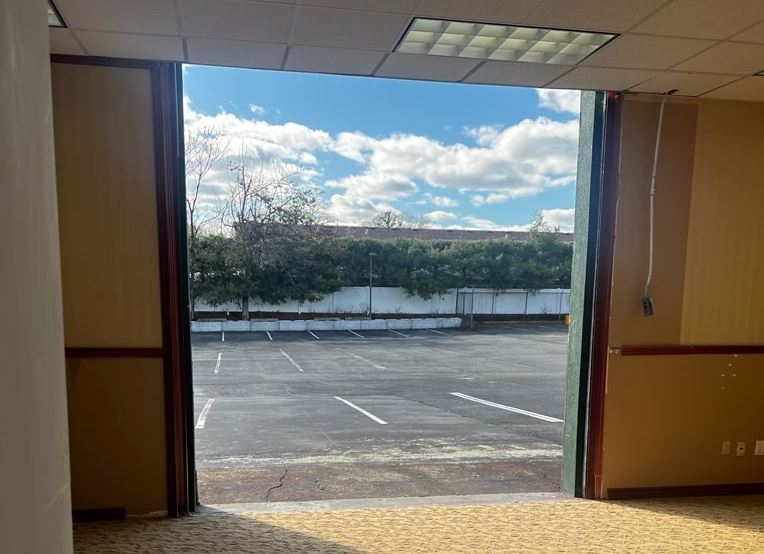 220 Broadhollow Rd, Farmingdale, NY à vendre - Photo de l’immeuble – Image 3 sur 11