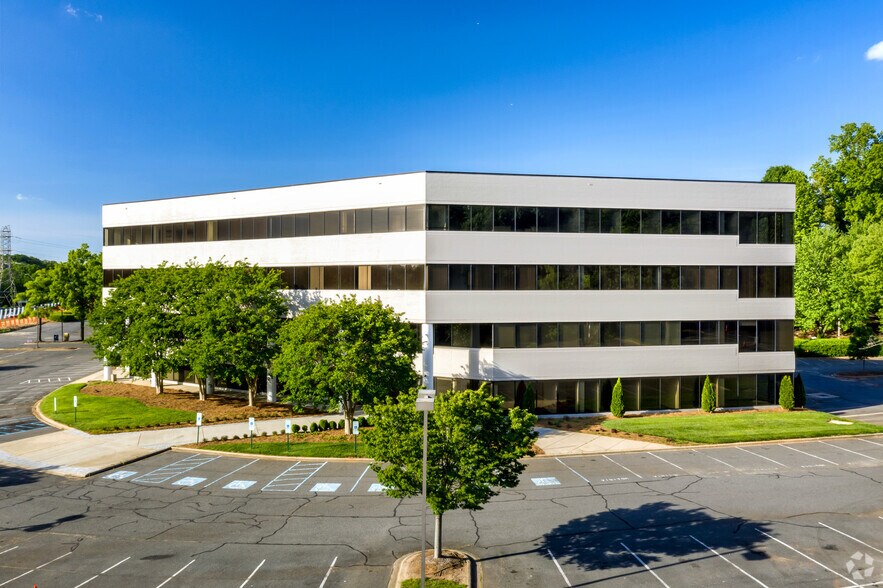 5250 77 Center Dr, Charlotte, NC à louer - Photo de l’immeuble – Image 1 sur 21