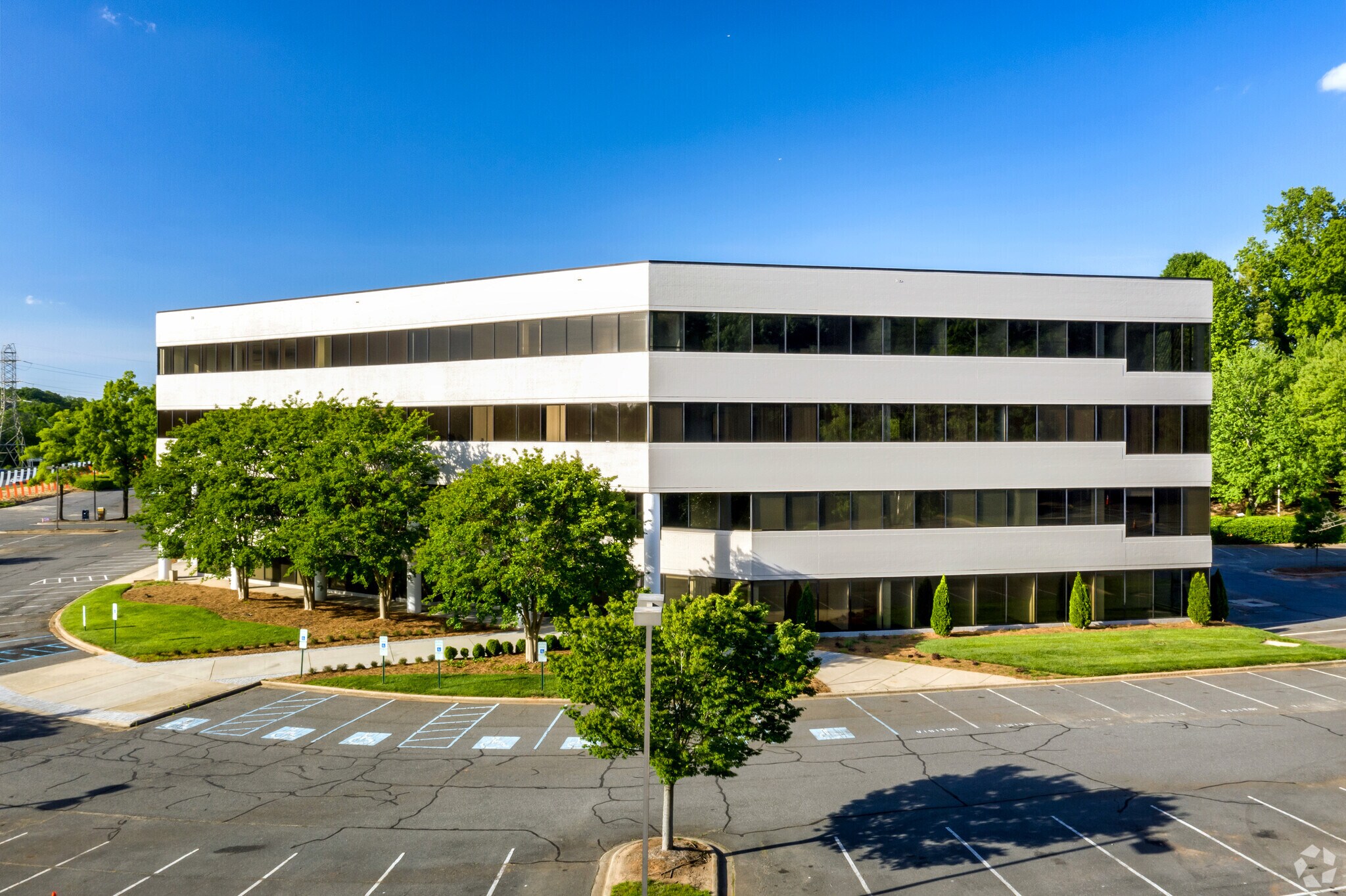 5250 77 Center Dr, Charlotte, NC à louer Photo de l’immeuble– Image 1 sur 22