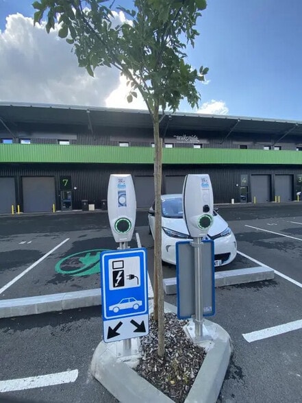 Local d’activités dans Bordeaux à louer - Photo de l’immeuble – Image 3 sur 17