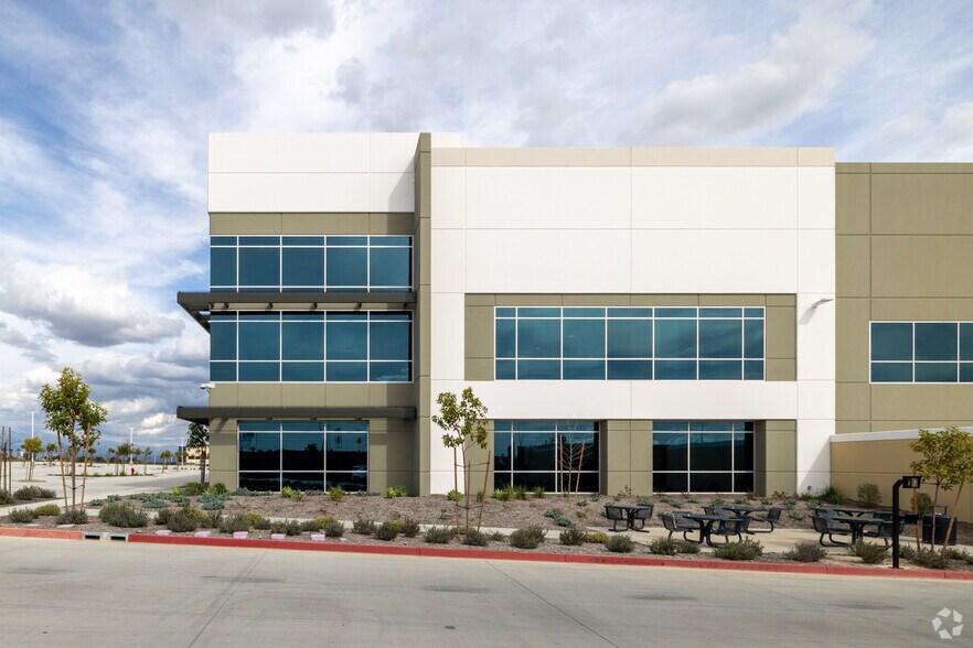 20201 Caroline Way, Riverside, CA à louer - Photo de l’immeuble – Image 2 sur 8
