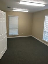 2900 E Causeway Approch, Mandeville, LA à louer Photo intérieure– Image 2 sur 8