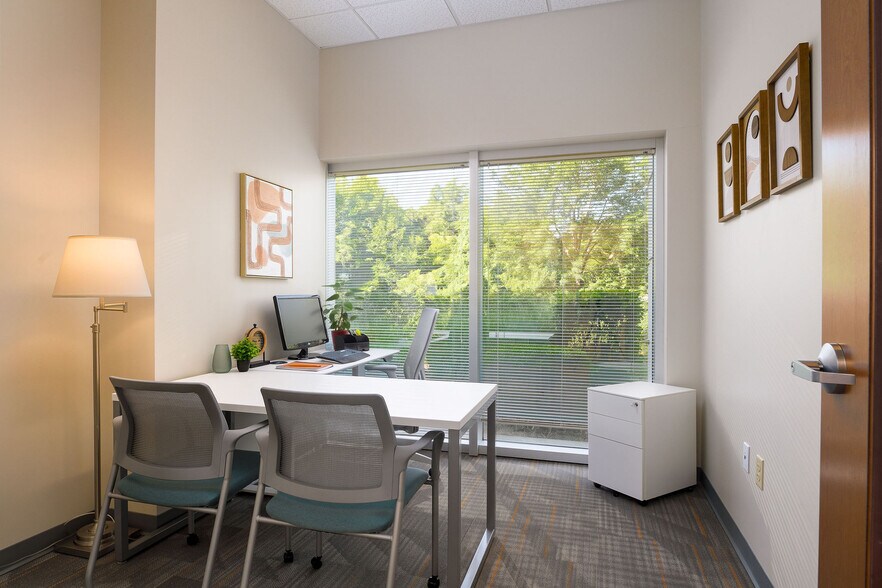 3980 premier Dr, High Point, NC à louer - Photo de l’immeuble – Image 1 sur 16