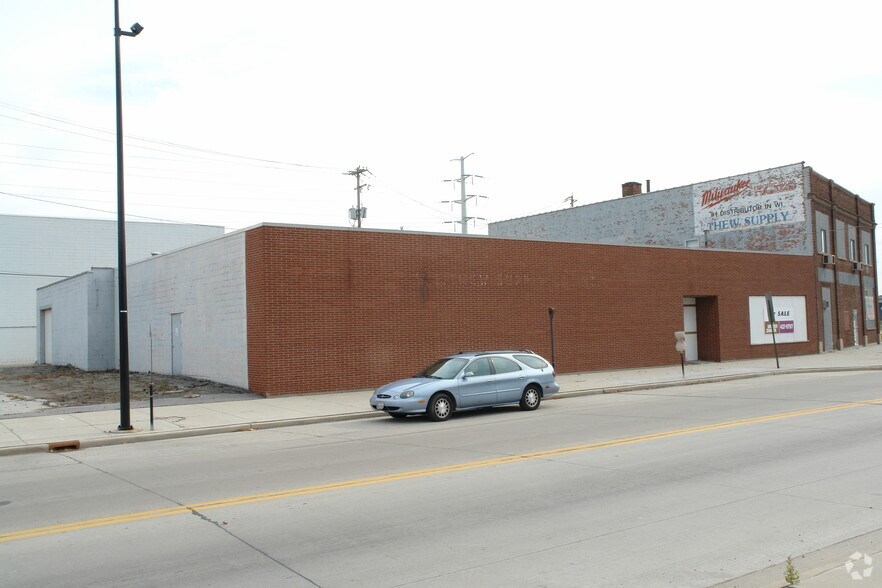 327 Broadway, Green Bay, WI à vendre - Photo de l’immeuble – Image 1 sur 3
