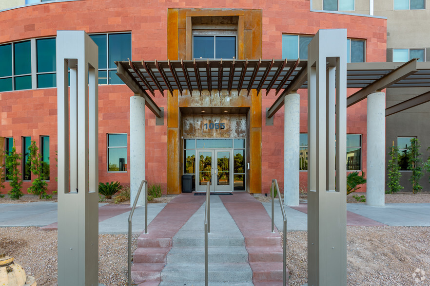 1055 E Tropicana Ave, Las Vegas, NV à louer - Photo de l’immeuble – Image 3 sur 42