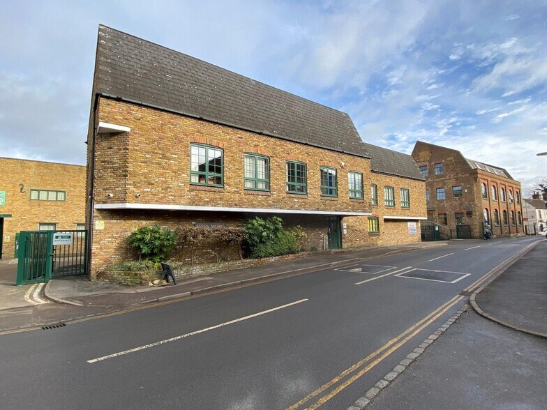 Summer Rd, Thames Ditton à louer - Photo principale – Image 1 sur 1