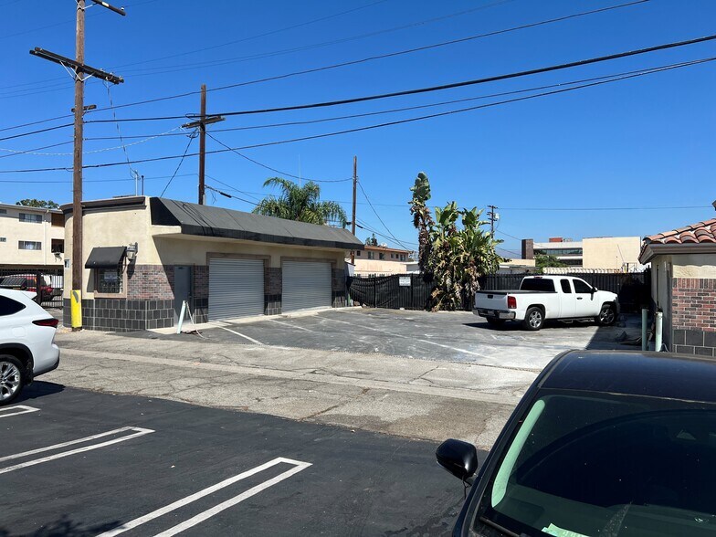 5425 Reseda Blvd, Tarzana, CA à louer - Photo de l’immeuble – Image 1 sur 2