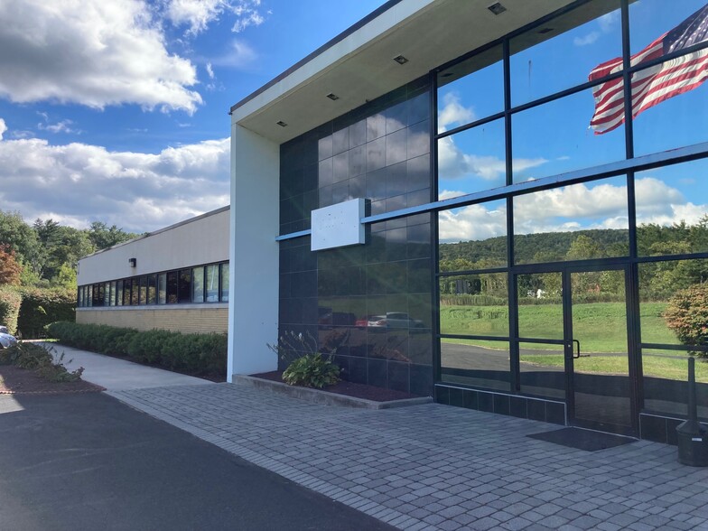 136 Shelding Dr, Delaware Water Gap, PA à louer - Photo de l’immeuble – Image 1 sur 14