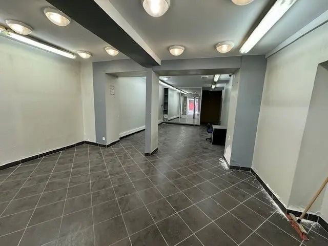 Local commercial dans Paris à vendre - Photo de l’immeuble – Image 3 sur 8