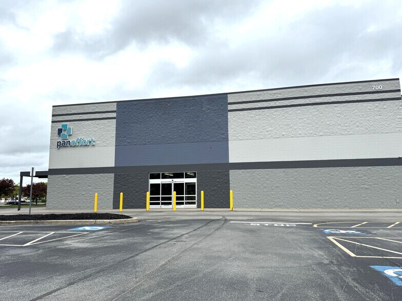 700 Elmridge Center Dr, Rochester, NY à louer - Photo de l’immeuble – Image 2 sur 15