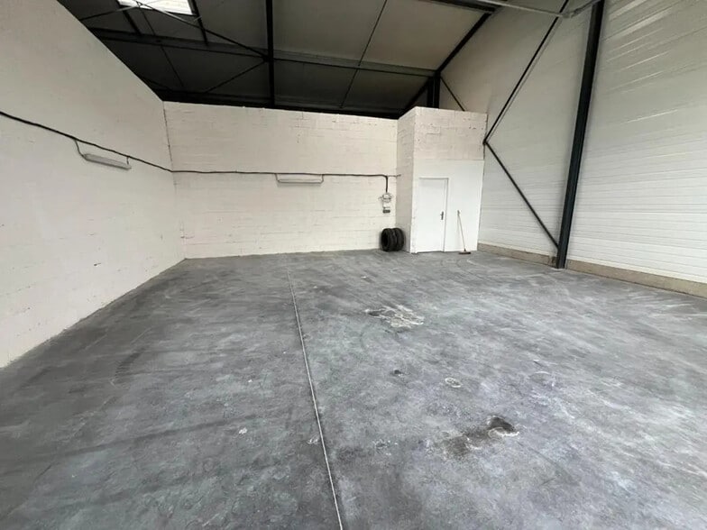 Local d’activités dans Fleurines à louer - Photo intérieure – Image 1 sur 3