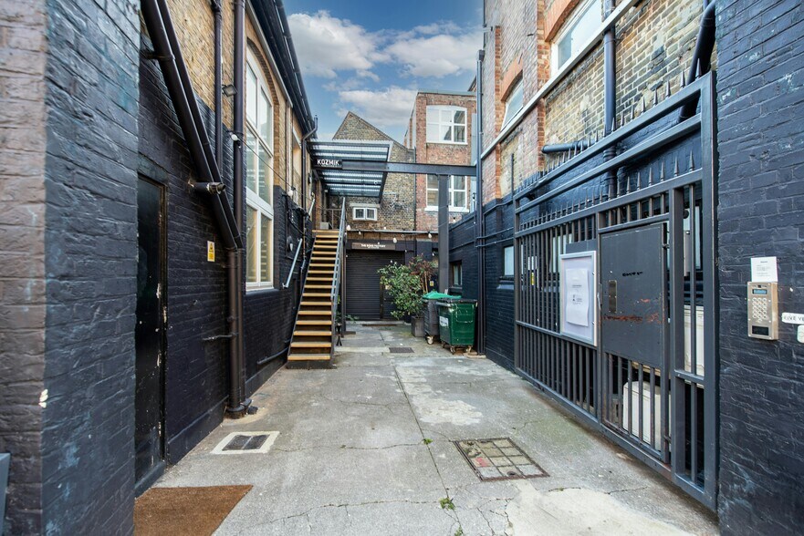 9-15 Elthorne Rd, Londres à louer - Photo de l’immeuble – Image 2 sur 11