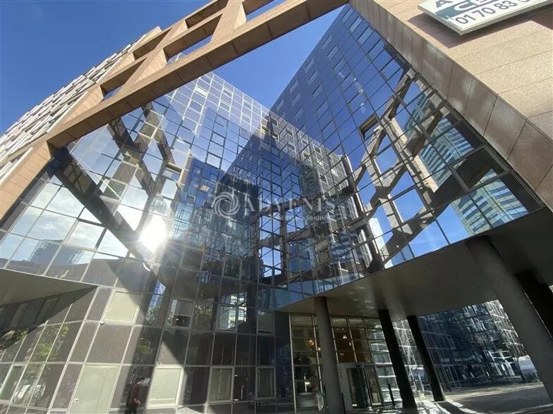 Bureau dans Courbevoie à louer - Photo de l’immeuble – Image 1 sur 12