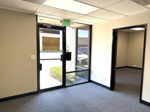 1060 N Batavia St, Orange, CA à louer Photo intérieure– Image 2 sur 7