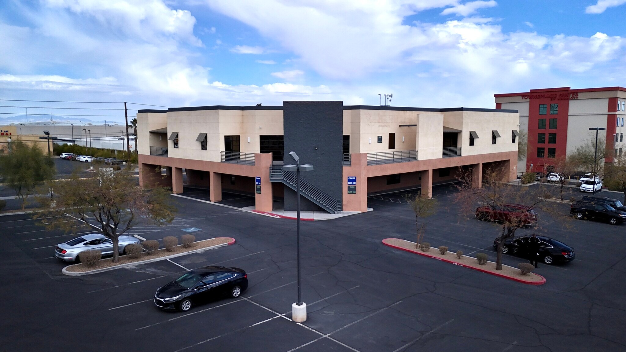 319 E Warm Springs Rd, Las Vegas, NV à louer Photo de l’immeuble– Image 1 sur 20