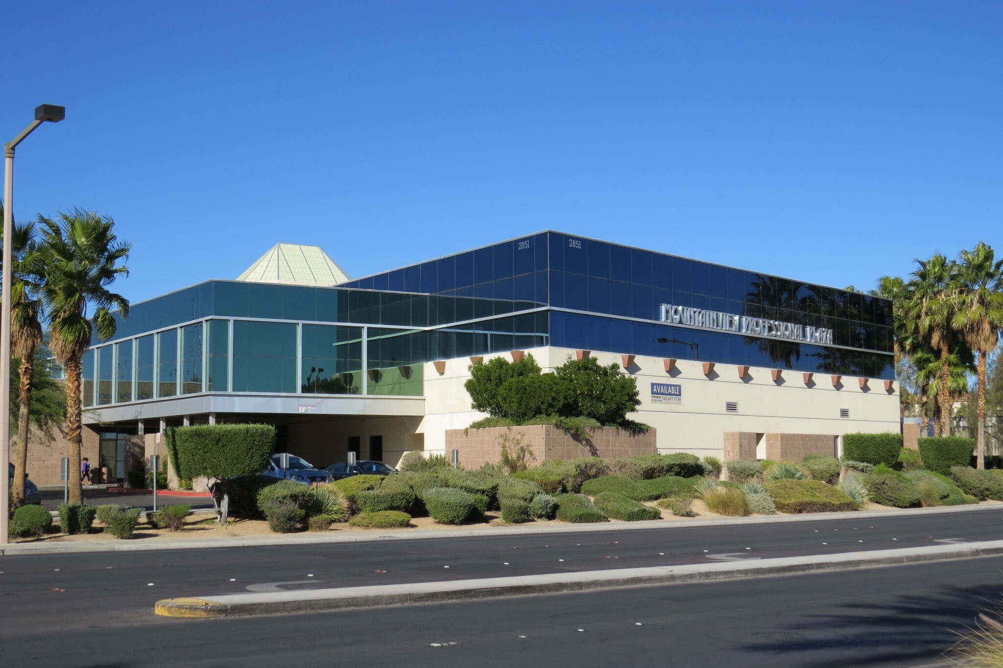 2851 N Tenaya Way, Las Vegas, NV à louer Photo de l’immeuble– Image 1 sur 20