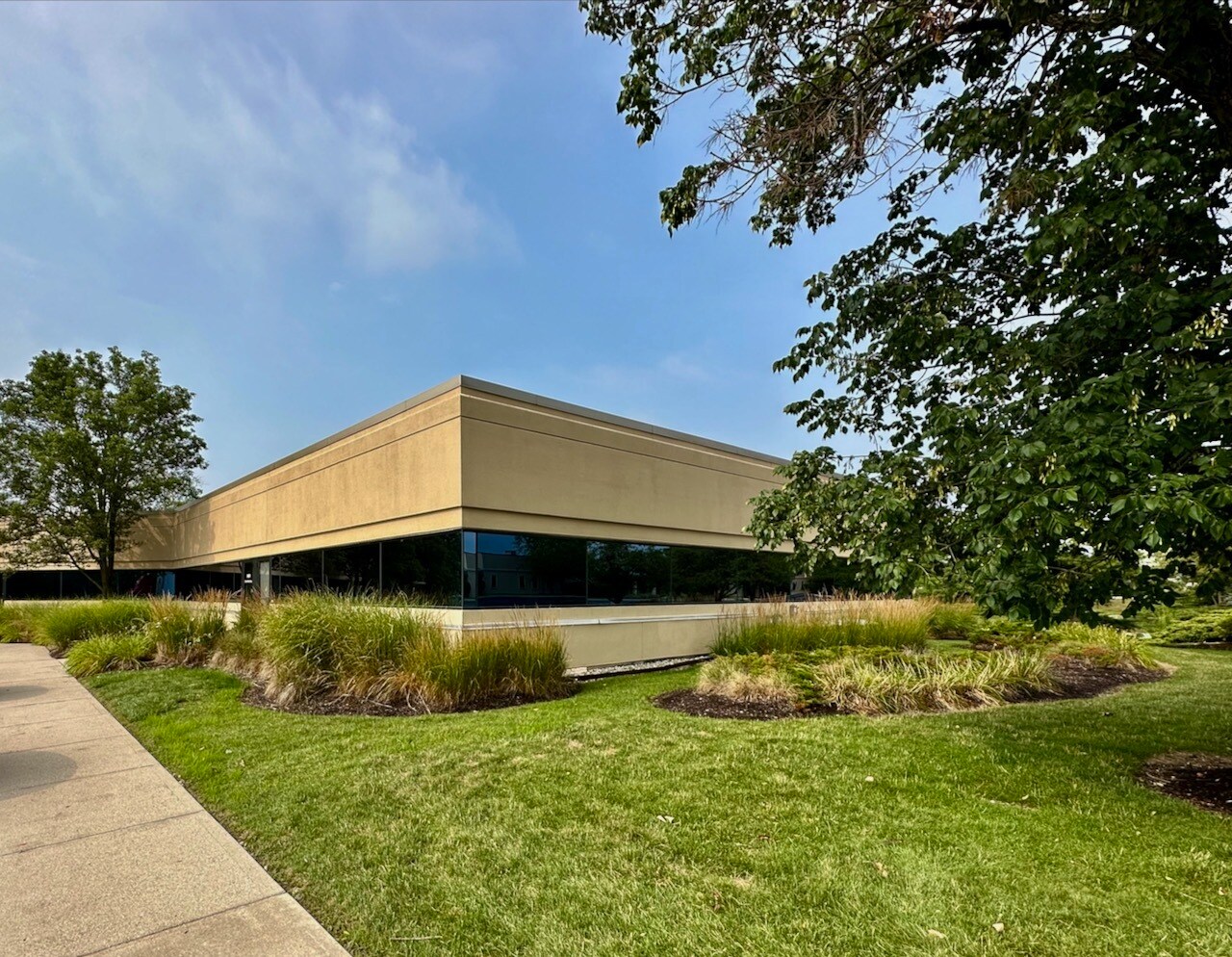 5925-5929 Lakeside Blvd, Indianapolis, IN à louer Photo de l’immeuble– Image 1 sur 6