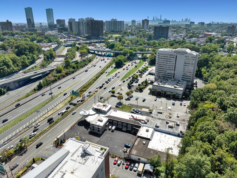 2143 Rt 4 E, Fort Lee, NJ à louer - Photo de l’immeuble – Image 3 sur 5
