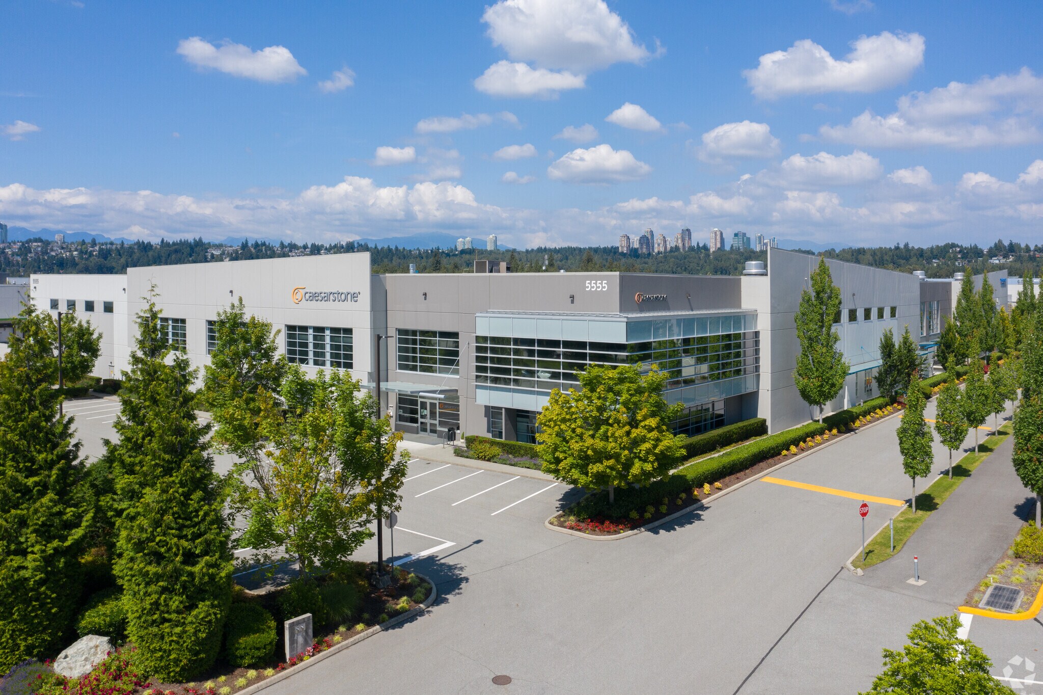 5555 Trapp Ave, Burnaby, BC à louer Photo de l’immeuble– Image 1 sur 5