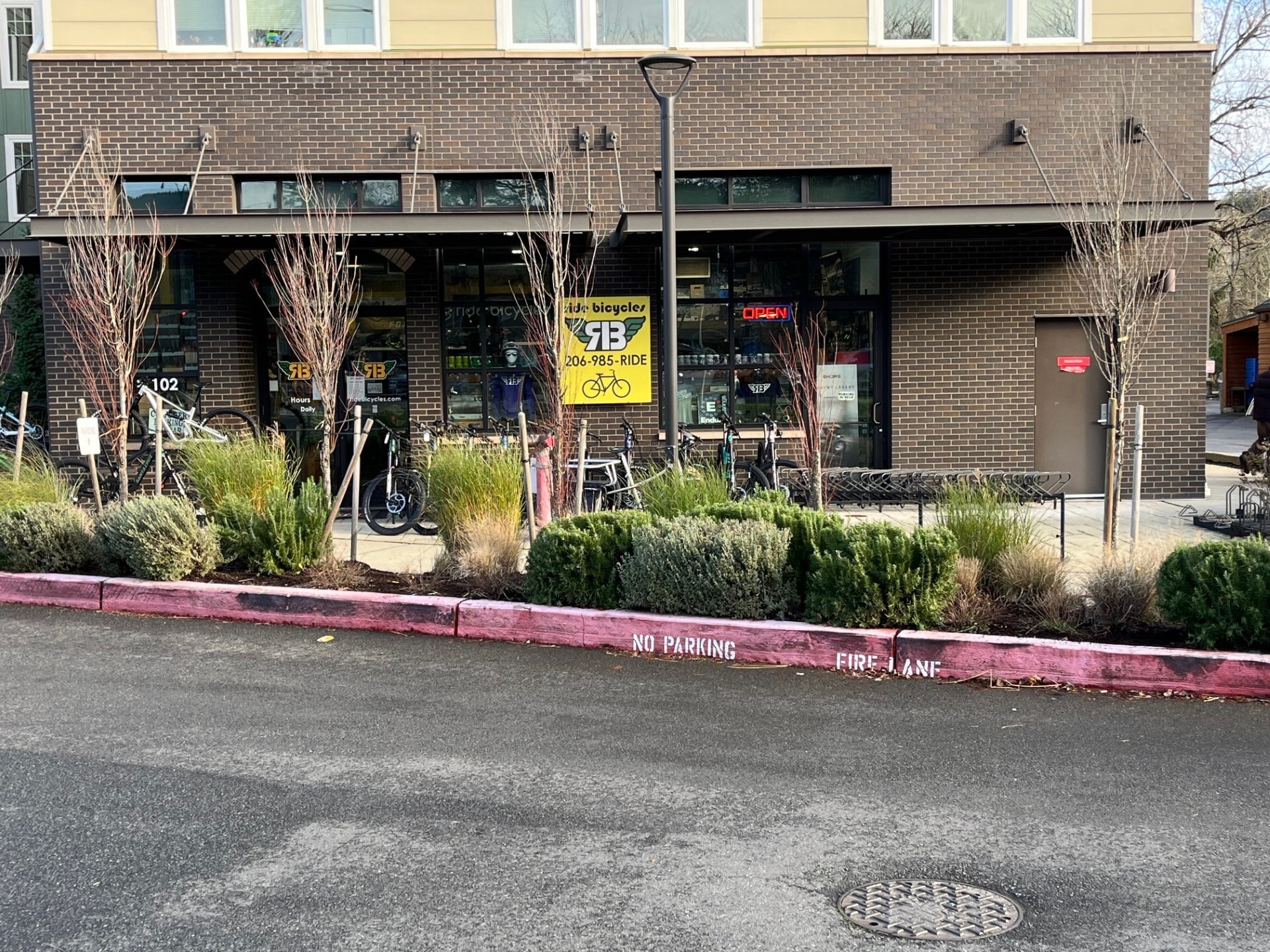 160 NW Gilman Blvd, Issaquah, WA à louer Photo de l’immeuble– Image 1 sur 5