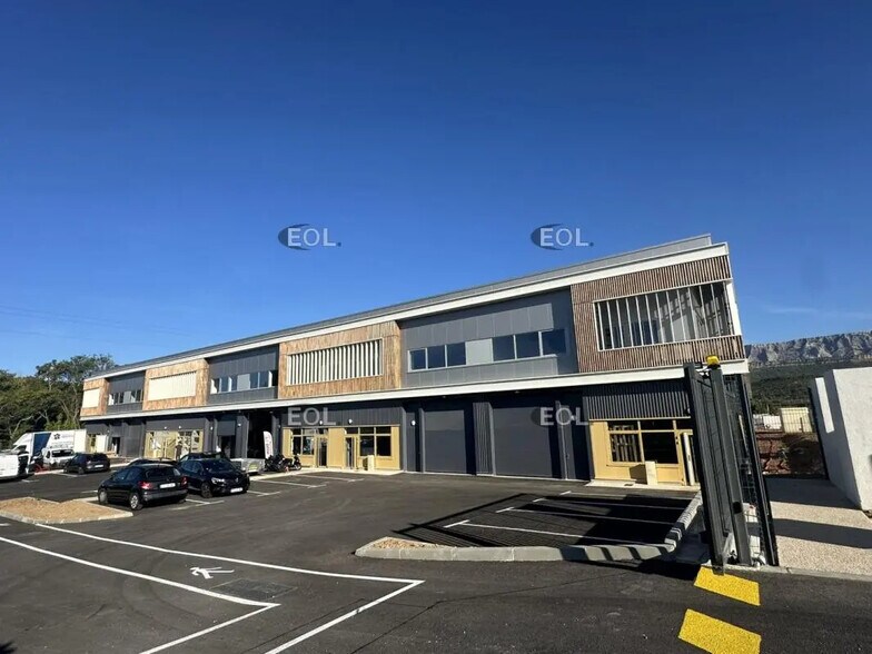 Local d’activités dans Rousset à louer - Photo de l’immeuble – Image 1 sur 5