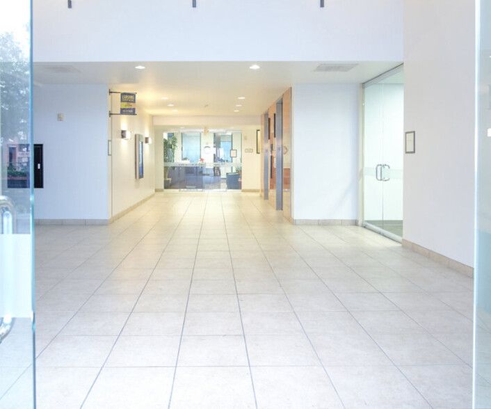 9950 Westpark Dr, Houston, TX à louer - Hall d’entrée – Image 2 sur 6