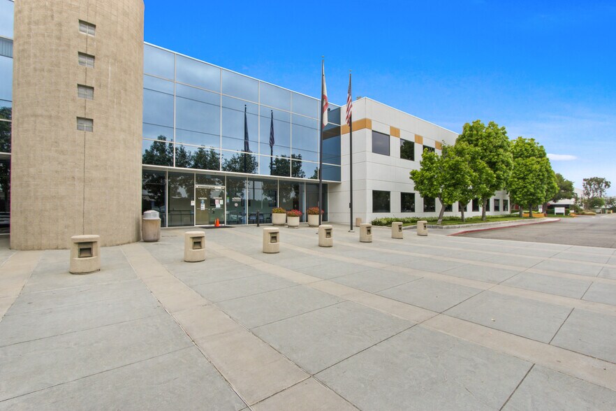 744 N Eckhoff St, Orange, CA à vendre - Photo de l’immeuble – Image 3 sur 24