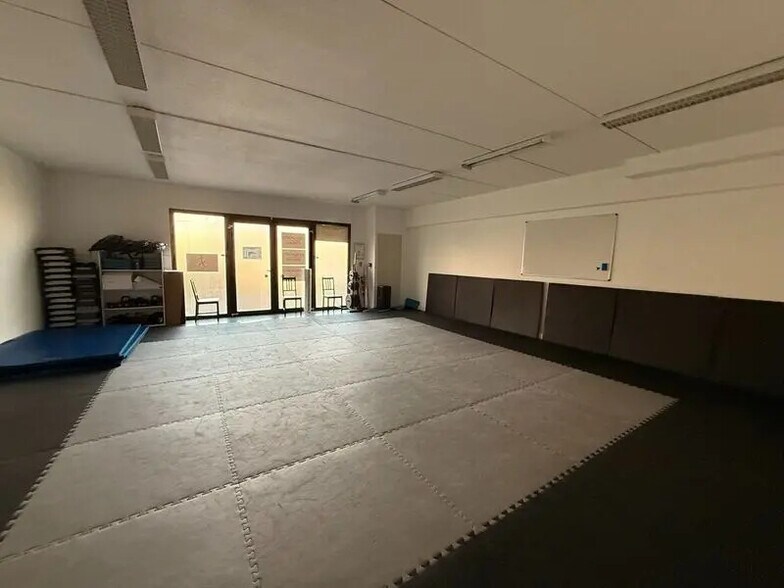 Bureau dans Bron à louer - Photo de l’immeuble – Image 2 sur 9