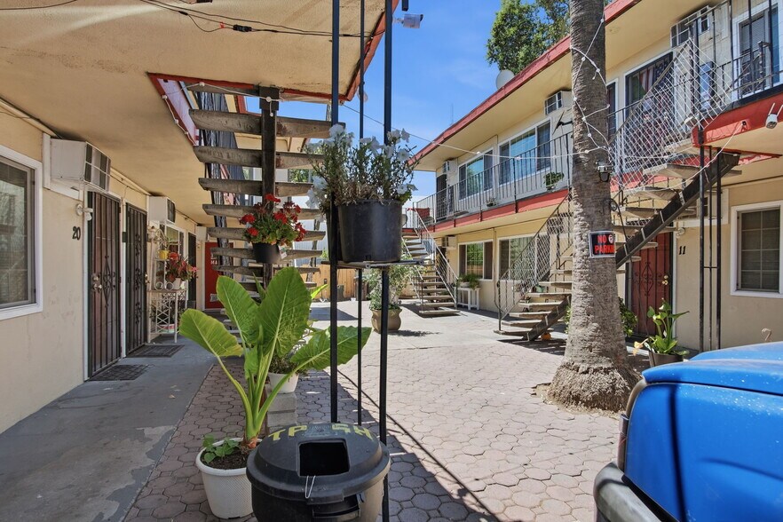 820-828 E Park St, Stockton, CA à vendre - Photo de l’immeuble – Image 3 sur 8