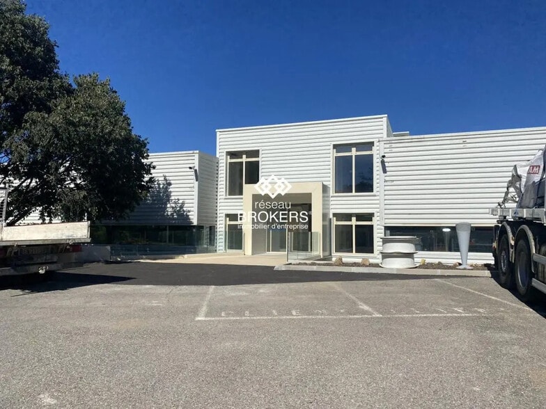 Local d’activités dans Montauroux à louer - Photo de l’immeuble – Image 3 sur 18