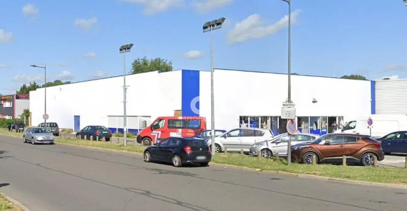 Local commercial dans Savigny-le-Temple à louer - Photo de l’immeuble – Image 1 sur 3