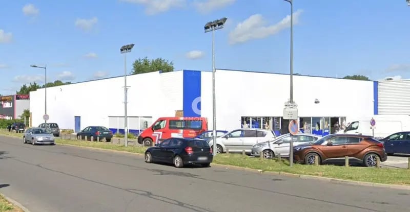 Local commercial dans Savigny-le-Temple à louer Photo de l’immeuble– Image 1 sur 4
