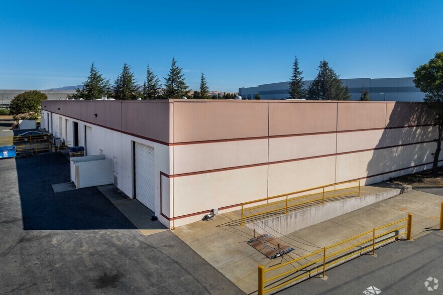 2351 N Watney Way, Fairfield, CA à louer - Photo principale – Image 1 sur 5
