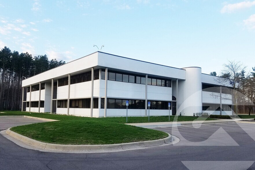 2655 E Oakley Park Rd, Commerce Township, MI à louer - Photo principale – Image 1 sur 10