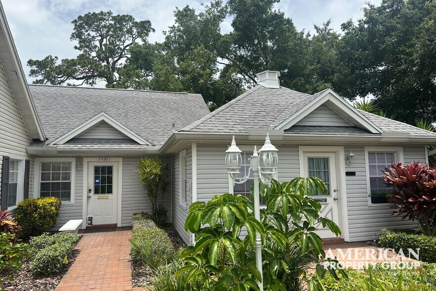 7737 Holiday Dr, Sarasota, FL à vendre - Photo de l’immeuble – Image 3 sur 15
