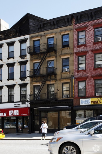 716 10th Ave, New York, NY à vendre - Photo principale – Image 1 sur 7