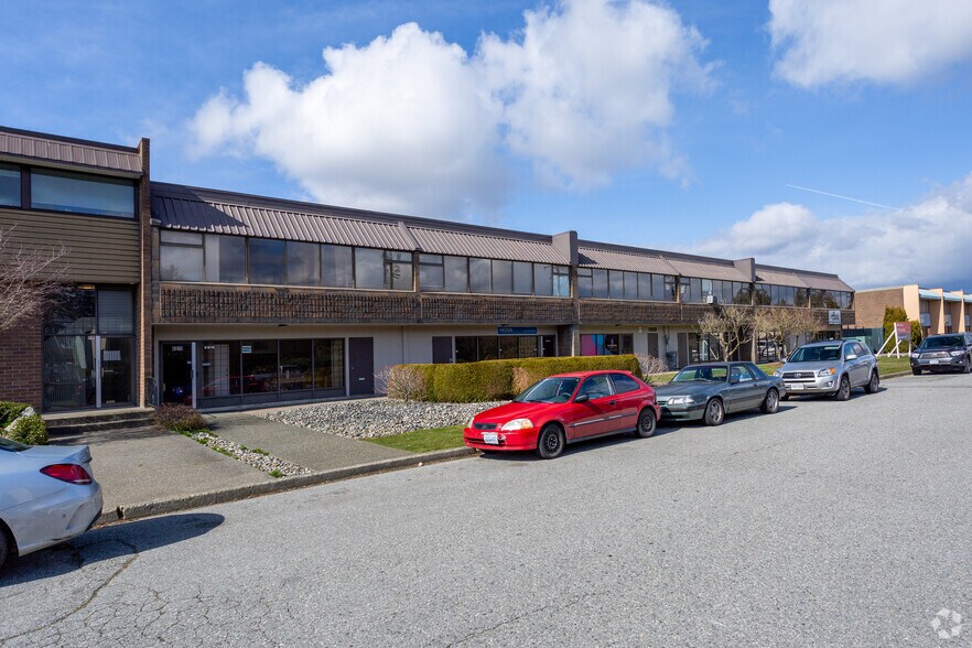 6909-6919 Russell Ave, Burnaby, BC à louer - Photo principale – Image 1 sur 3